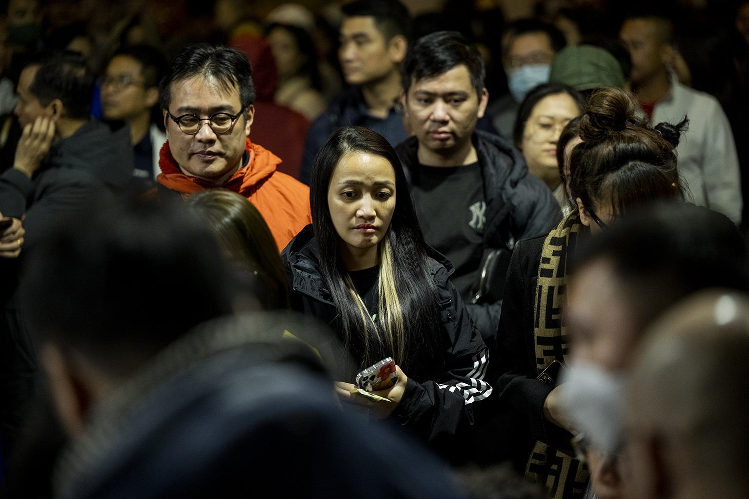 Nhiều phụ huynh tỏ rõ sự buồn bã khi không có tên trong danh sách đăng ký mua hồ sơ cho con.