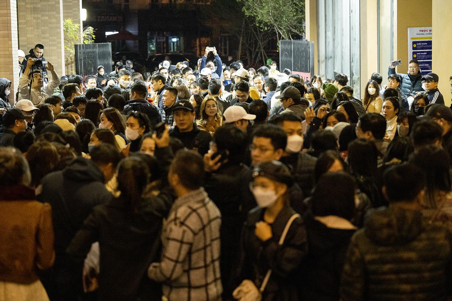 Càng về đêm số lượng phụ huynh xếp hàng ngày một đông.