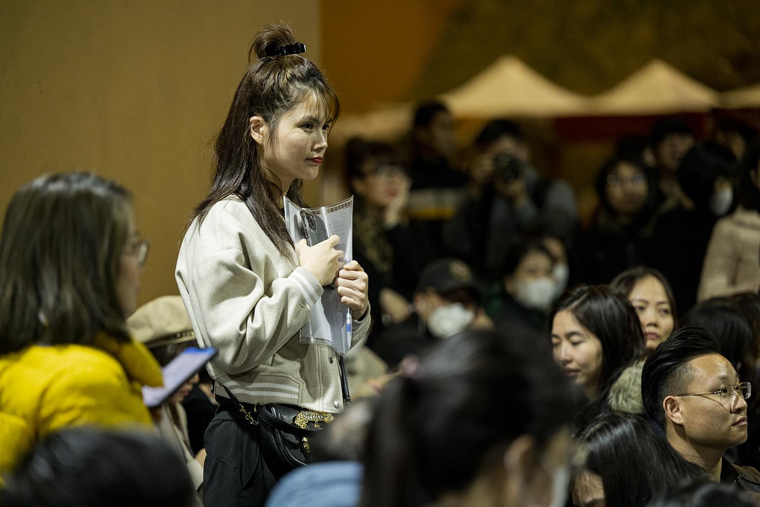 Có mặt tại trường từ 18h ngày 24/2, chị Nguyễn Hồng Hạnh (ở Đình Thôn, phường Mỹ Đình 1, quận Nam Từ Liêm) chia sẻ:  Tôi đến từ 6h chiều để đăng kí lấy hồ sơ nhập học cho con. Khi đến đã có nhiều phụ huynh đợi sẵn, tới lượt mình là số 28. Marie Curie có môi trường học tập tốt, đặc biệt với những người sinh sống và làm việc tại khu vực Mỹ Đình. Việc xếp hàng mua hồ sơ này chỉ là 1/3 chặng đường. Sau vòng này này, bé nhà mình sẽ trải nghiệm và tiếp xúc với các bạn học sinh khác, trước khi chính thức bước được chân vào lớp 1 của trường Marie Curie.