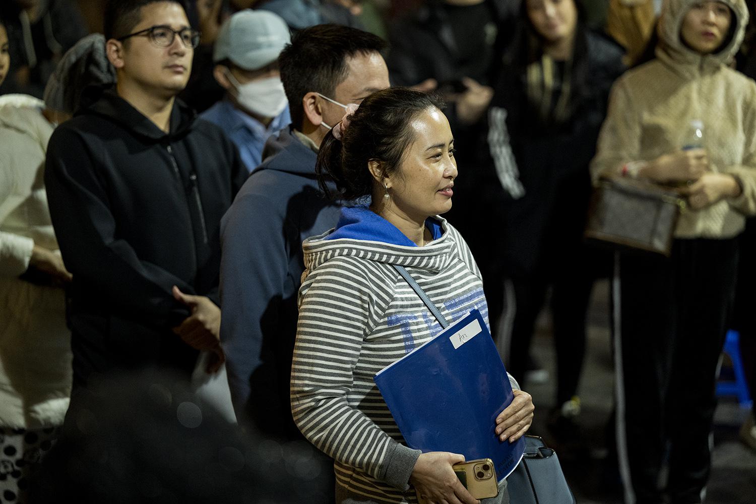 Là người có số đầu tiên để mua hồ sơ, chị Bùi Thị Phương Thảo (46 tuổi, quận Nam Từ Liêm) cho biết, chị xếp hàng đợi từ 14h chiều, cảm thấy mình vô cùng may mắn và hạnh phúc.