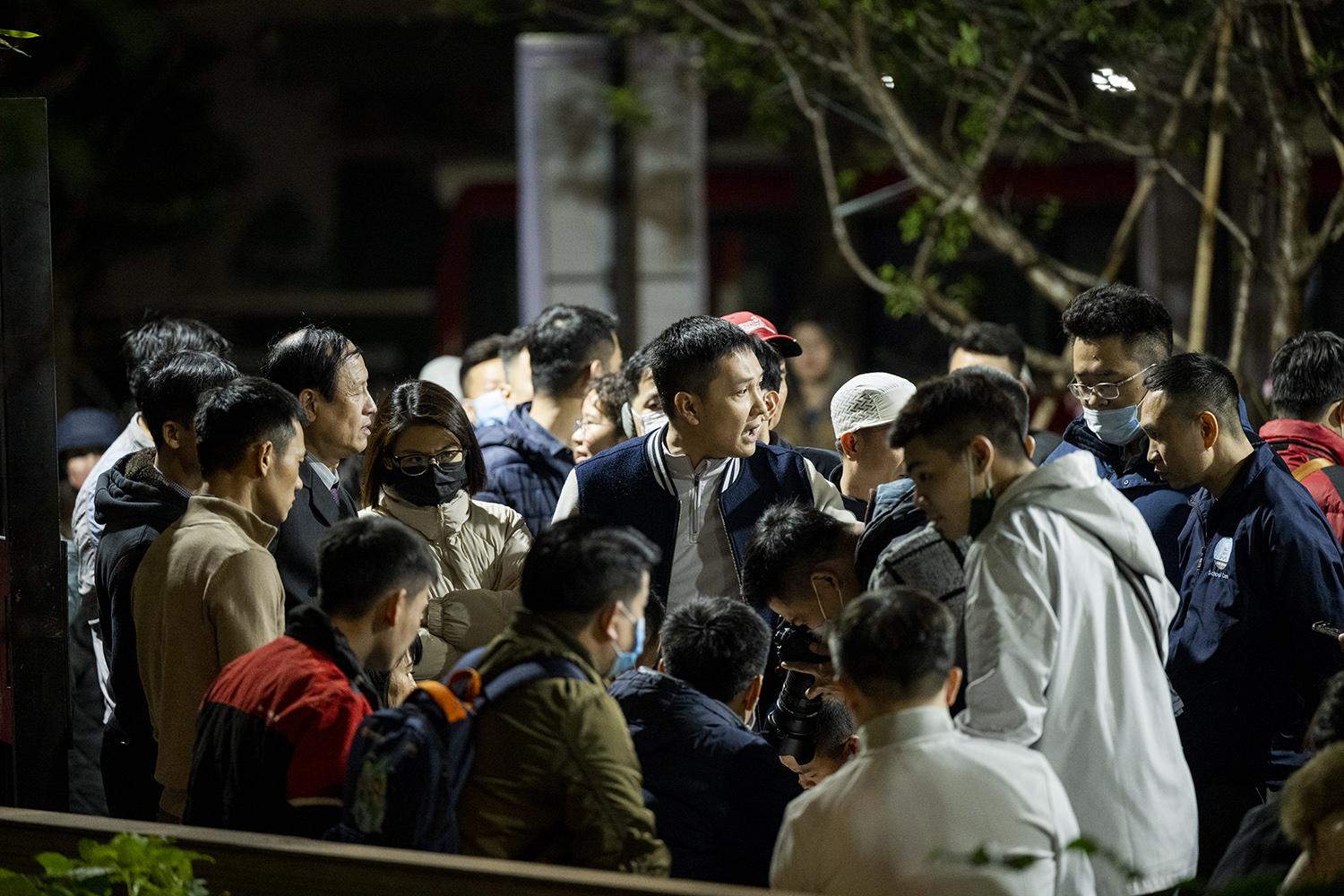 Đúng 22h30, thầy Nguyễn Xuân Khang (hiệu trưởng trường Marie Curie) thông báo đã phát hết 360 số thứ tự và xin ý kiến phụ huynh phát hồ sơ sớm 80 phút so với dự kiến.