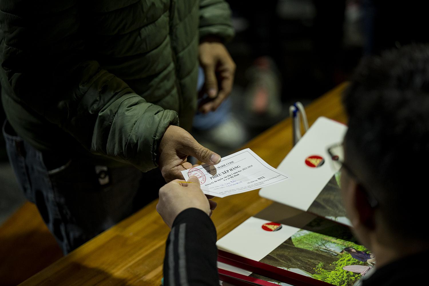 Sau khi đã có số thứ tự đăng ký dự tuyển, phụ huynh sẽ xếp hàng chẵn - lẻ theo số thứ tự để mua hồ sơ (50.000 đồng/bộ).