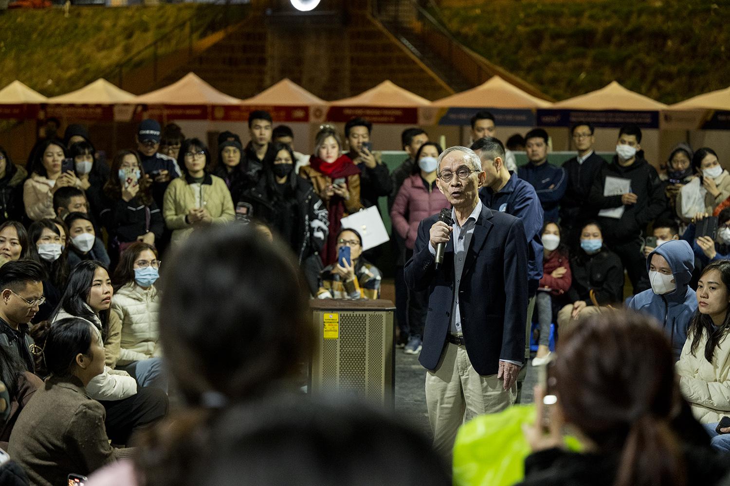 Gần 1h sáng thể theo nguyện vọng tha thiết của nhiều phụ huynh, thầy hiệu trưởng Nguyễn Xuân Khang quyết định tăng số lượng phiếu đăng ký từ 360 lên 420. Đồng nghĩa với việc mở thêm lớp trải nghiệm cho học sinh trước khi vào lớp 1.