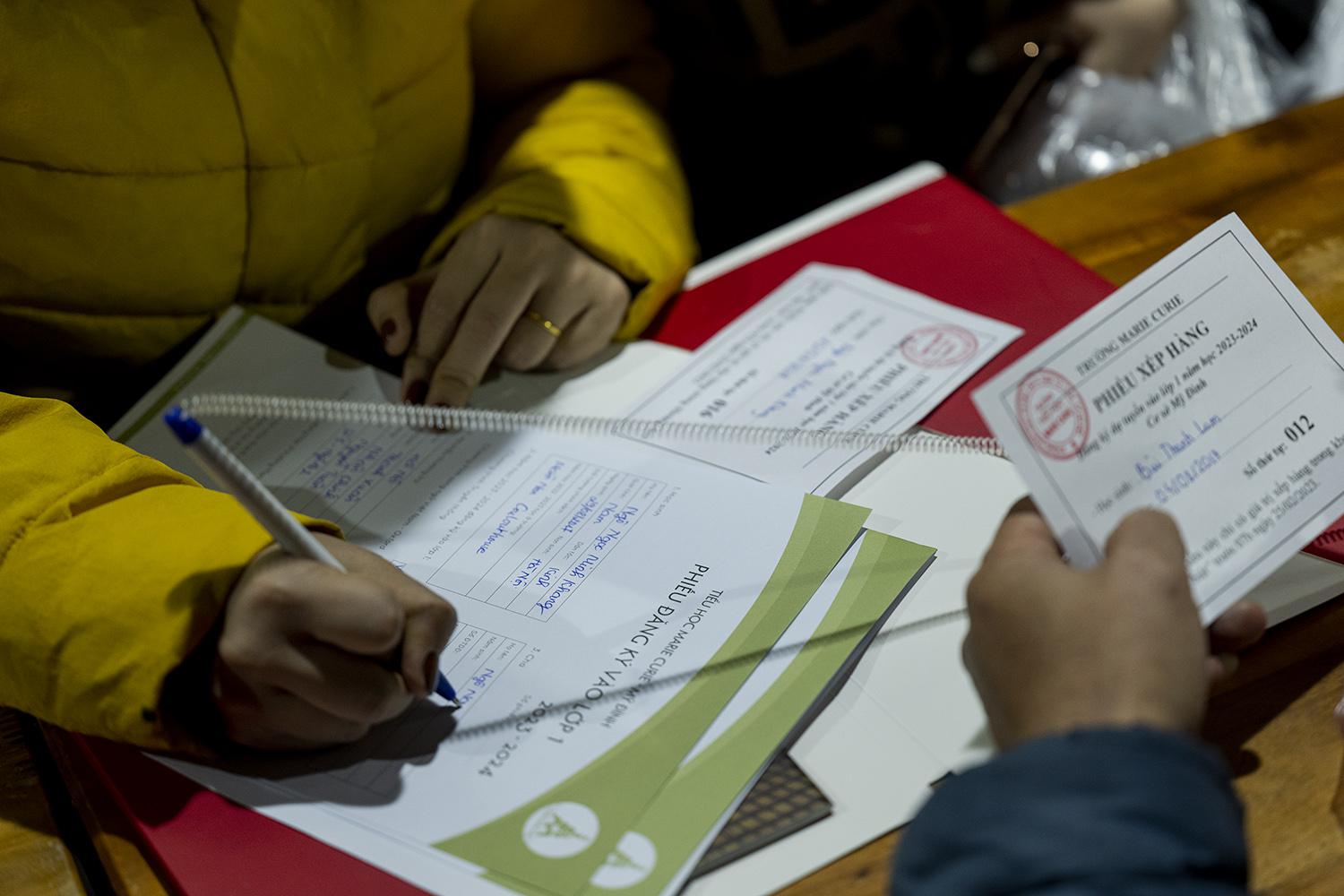 Phụ huynh phải ghi đủ thông tin vào phiếu đăng ký vào lớp 1. Sau khi điền thông tin xong, các phụ huynh sẽ gặp nhân viên nhà trường để nộp.