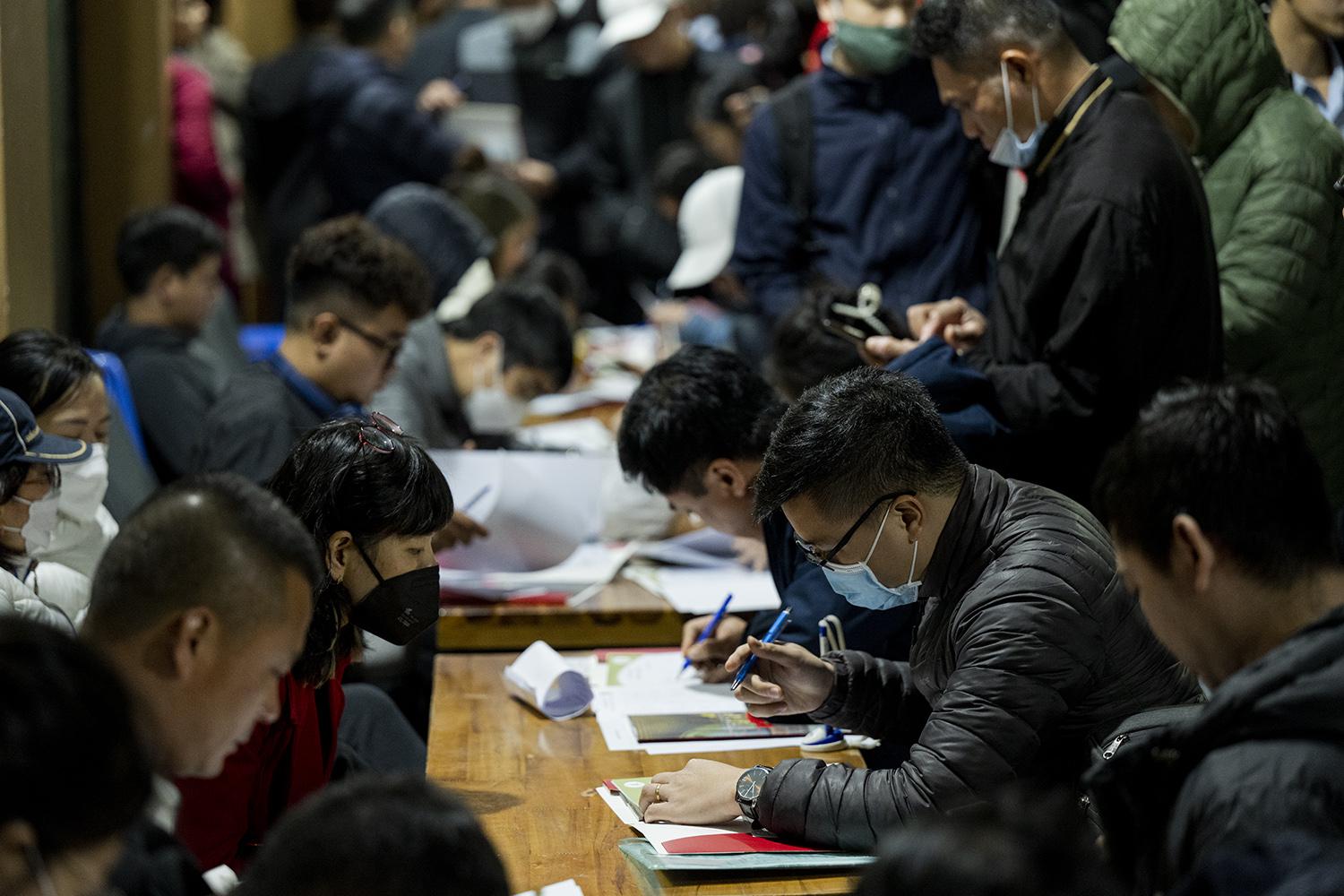 Nhiều phụ huynh đến muộn cùng nhau lập danh sách chờ, với hy vọng có cơ hội cho con mình đăng ký vào học lớp 1.