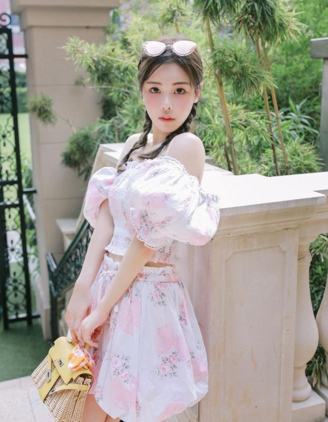 Cô được rất nhiều nhãn hàng ưu ái.