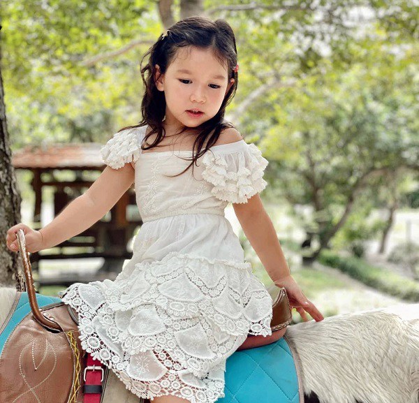 Bé Myla con gái siêu mẫu Hà Anh có ngoại hình xinh xắn, cô bé mang hai dòng máu Anh - Việt.