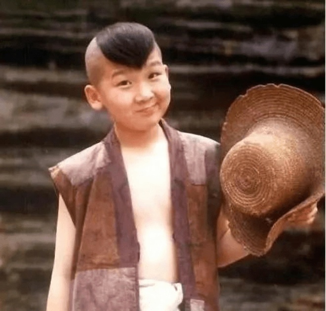 Tiểu Đinh Đang có vẻ ngoài đáng yêu, diễn xuất linh hoạt.