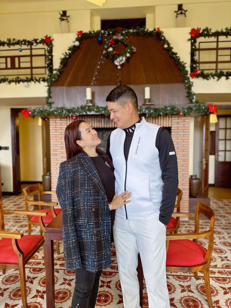 Bình Minh và bà xã hơn tuổi Anh Thơ là gia đình mẫu mực, được nhiều người yêu mến. Bà xã anh ngày mới cưới còn bị gièm pha nhan sắc song giờ đây, cặp ông bố bà mẹ đứng chung khung hình với nhau lại càng đẹp mặn mà.