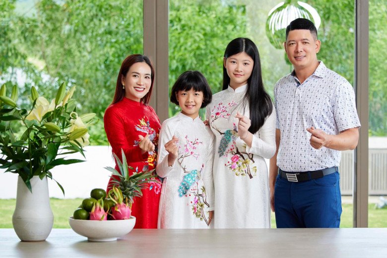 Gia đình của nam diễn viên và bà xã doanh nhân giờ thêm phần rộn ràng khi 2 cô công chúa thêm tuổi. Cặp nhóc tì được nhận xét là giống bố y đúc.