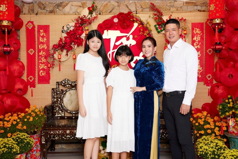 Anh Nhiên càng lớn lại càng xinh và sở hữu đường nét gương mặt phúc hậu. Nhóc tì hiện đã cao đến đỉnh tai của bố dù chỉ mới 13-14 tuổi.