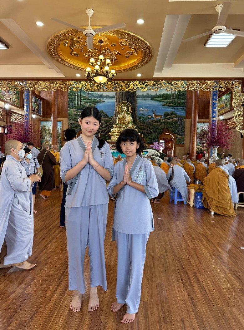 Vẻ đẹp mộc mạc của 2 cô con gái nhà Bình Minh được cho là thừa hưởng nhiều từ bố, nhưng cũng phảng phất vài nét duyên dáng của mẹ.