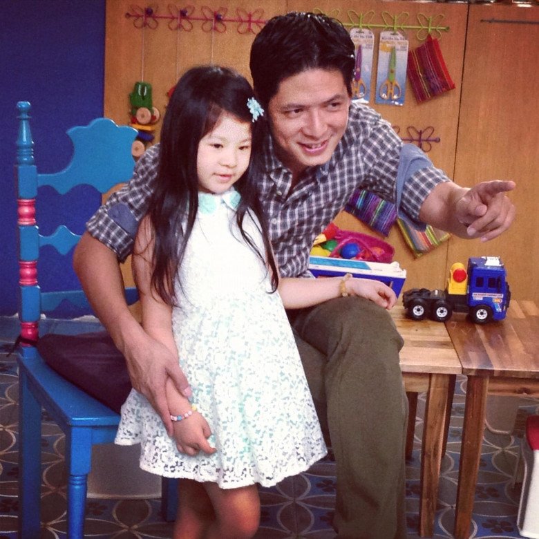 Anh chụp cùng với con gái đầu Anh Nhiên. Ông bố điển trai truyền hết gen trội cho con gái rượu.