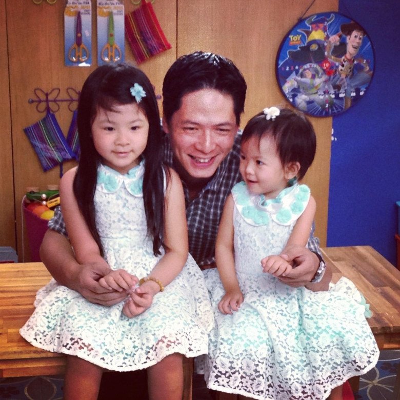 Dựa vào hình ảnh có thể đoán những tấm hình được chụp vào khoảng gần chục năm trước khi 2 cô công chúa của anh đang còn bé xíu. Nam MC gây mê với nụ cười tươi cùng 2 chiếc lúm đồng tiền cuốn hút.