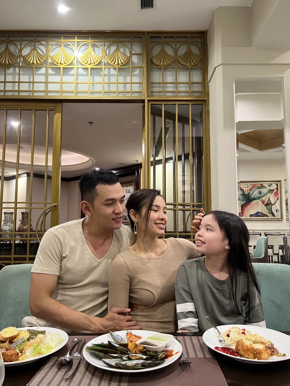 Gần 1 năm về chung nhà, Lý Bình chứng minh cho công chúng thấy anh thật lòng xem Mia là con gái ruột.