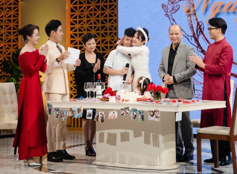 Anh Tuấn chỉ 1 lần tặng vợ socola ngày Valentine, 1 lần tặng hoa ngày 8/3, tuyên bố không thích lãng mạn hay ngôn tình.