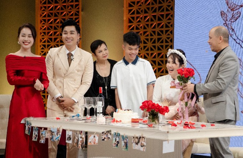 Thế nhưng anh đã nhảy cùng vợ, hát tặng vợ và mua một món quà đặc biệt cho vợ trị giá… gần nghìn bát canh ghẹ nhân kỷ niệm 27 ngày cưới.