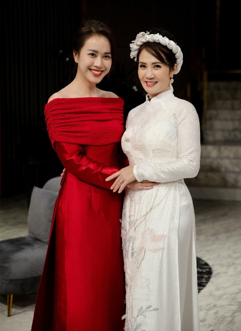 Tại chương trình, Nguyệt Hằng cũng gặp lại MC Mai Phương cùng đóng trong Đừng làm mẹ cáu.