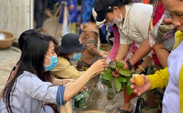 Người mua dùng lá để trả tiền, có đầy đủ các món ăn từ bánh ngọt, sữa, nước…