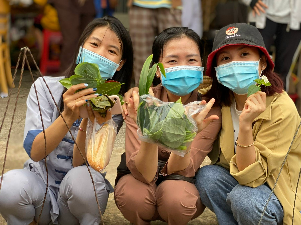 Ngày càng nhiều bạn trẻ biết đến phiên chợ đặc biệt này.