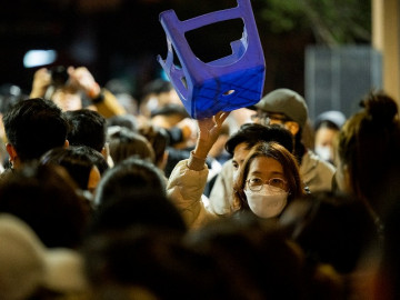 Tin tức - HN: Phụ huynh xếp hàng cả đêm để tranh suất cho con vào trường hội nhà giàu