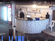 Clip Eva - Clip: Nữ phục vụ sợ hãi nhảy qua quầy khi phát hiện rắn hổ mang chúa dài 4m