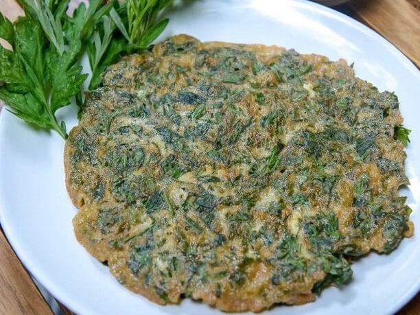 Món trứng rán ngải cứu quen thuộc của người Việt chính là món ăn sáng bổ dưỡng. (Ảnh minh họa)