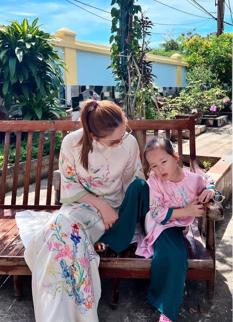 Con gái lai Tây của diễn viên Lan Phương hơn 4 tuổi rất thông minh, biết cộng trừ đến 100, đọc và viết rất nhanh - 8