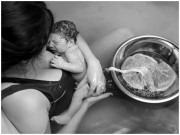 Bà bầu - Tan chảy với loạt khoảnh khắc em bé chào đời vẫn còn nguyên dây rốn kết nối với mẹ