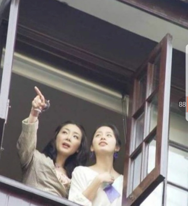 Kim Tae Hee xuất hiện bên cạnh Choi Ji Woo.