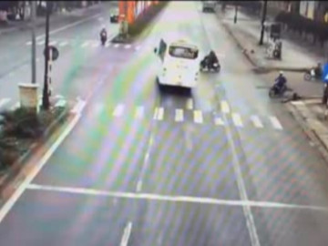 Clip: Hành động chạy xe coi thường tính mạng, lái xe khách gây phẫn nộ