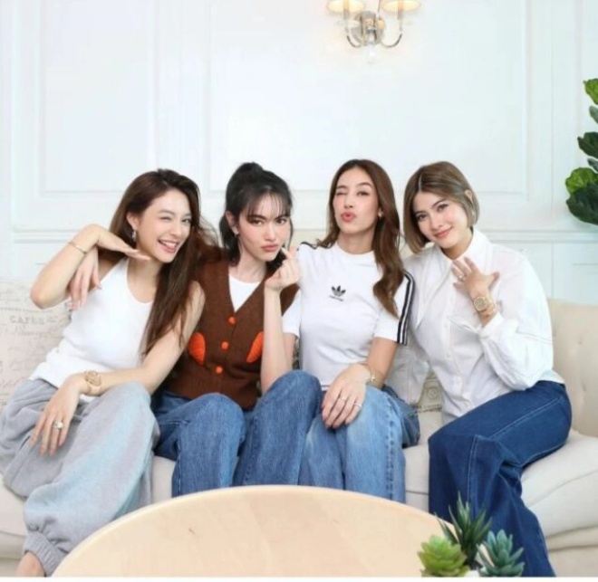 Mai Davika và nhóm bạn thân úp mở tố cáo đàn chị.