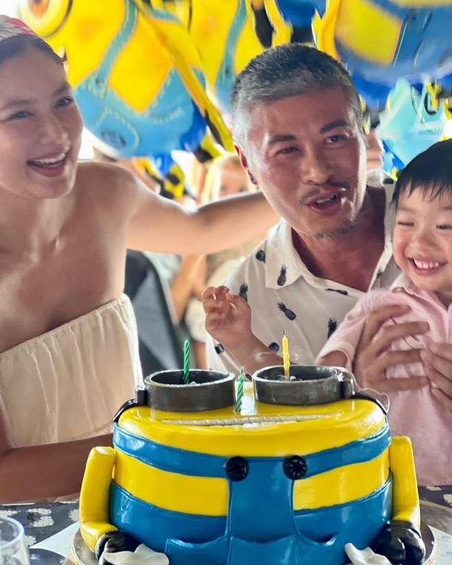 Lạc Cơ Nhi bên Ian trong sinh nhật con trai.