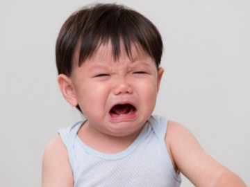 Bé 7 tháng tuổi bị sỏi thận, mẹ Sài Gòn tự dằn vặt vì nghĩ mình là "thủ phạm", đi vài viện mới biết sự thật