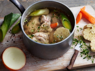 8 loại nước chống viêm, chống ung thư tốt nhất, riêng loại cuối có nhiều trong bún, phở người Việt hay dùng