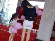 Làm mẹ - Đến trường đón con tan học, tôi xấu hổ nghe bạn con hỏi: "Mẹ cậu mặc quần lót đến trường à?"