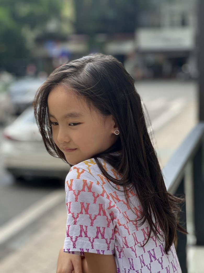 Mẹ đơn thân Hồng Quế gửi gắm ước mơ Hoa hậu cho con, cô bé 7 tuổi tóc dài thướt tha, được dự đoán cao 1m75 - 7