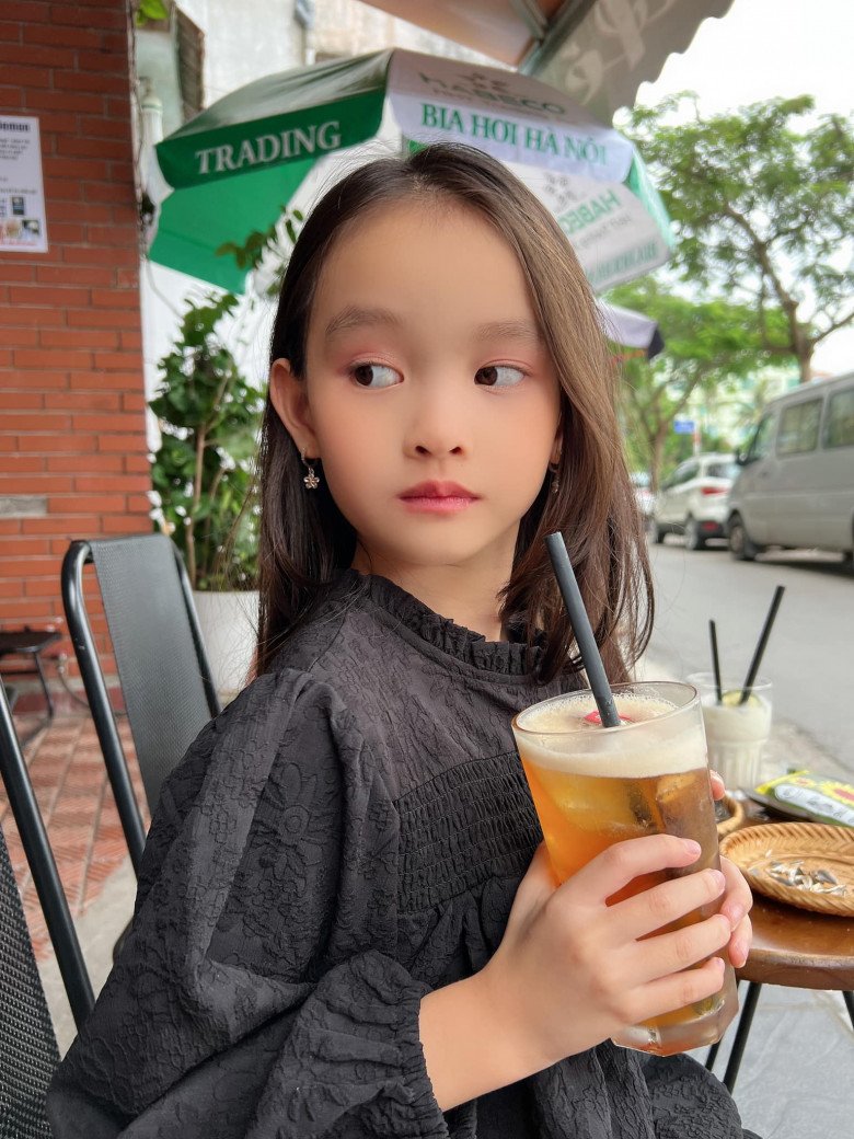 Mẹ đơn thân Hồng Quế gửi gắm ước mơ Hoa hậu cho con, cô bé 7 tuổi tóc dài thướt tha, được dự đoán cao 1m75 - 6