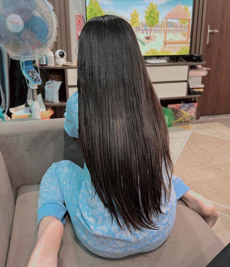 Mẹ đơn thân Hồng Quế gửi gắm ước mơ Hoa hậu cho con, cô bé 7 tuổi tóc dài thướt tha, được dự đoán cao 1m75 - 4