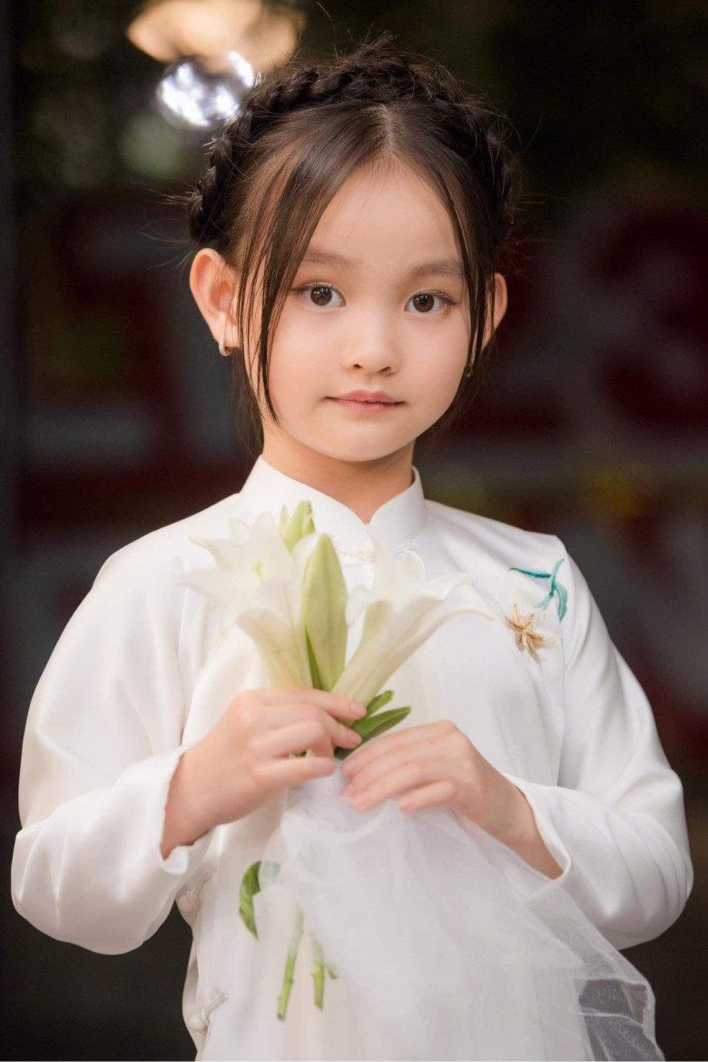 Mẹ đơn thân Hồng Quế gửi gắm ước mơ Hoa hậu cho con, cô bé 7 tuổi tóc dài thướt tha, được dự đoán cao 1m75 - 9