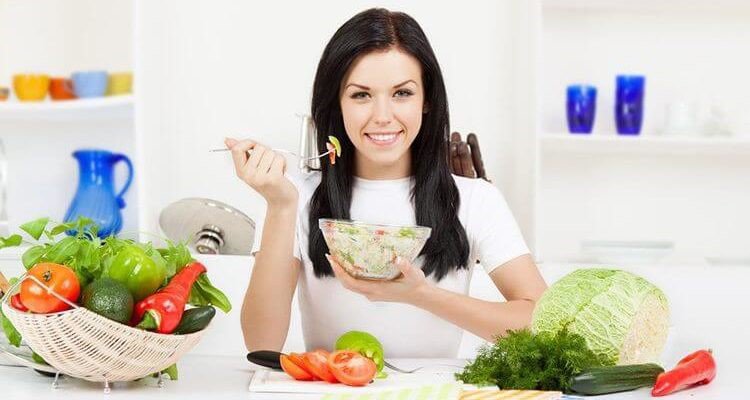 Theo các bác sĩ, chỉ ăn rau trong thời gian dài dễ gây ra tình trạng thiếu máu do thiếu sắt, canxi... (Ảnh minh họa)