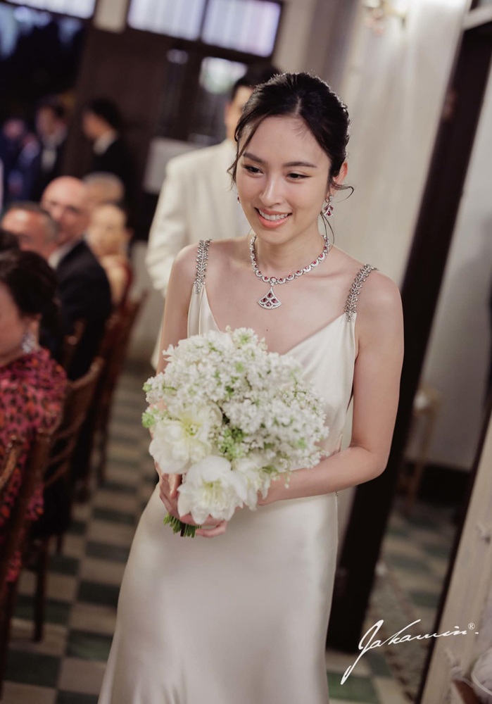 Hoa hậu chuyển giới đẹp nhất Thái Lan diện 3 bộ váy cưới tinh khôi, nhan sắc cô dâu đẹp choáng ngợp - 6