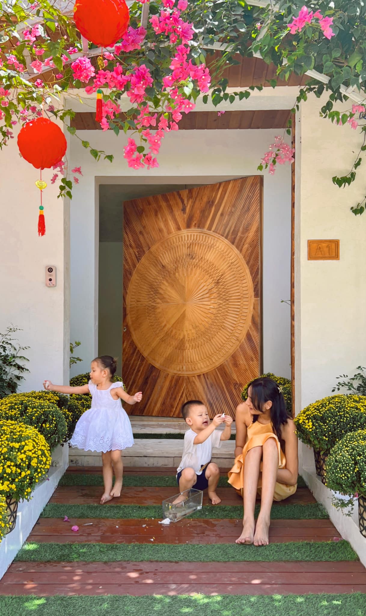 img srchttps://cdn.eva.vn/upload/1-2023/images/2023-03-03/doi-ban-than-le-thuy---tuyet-lan-sau-12-nam-nguoi-co-tinh-moi-sau-ly-hon-nguoi-lay-thieu-gia-8-nam-c-327550288_1217183998896533_7841349084076488459_n-1677836492-651-width1338height2048.jpg width660 /