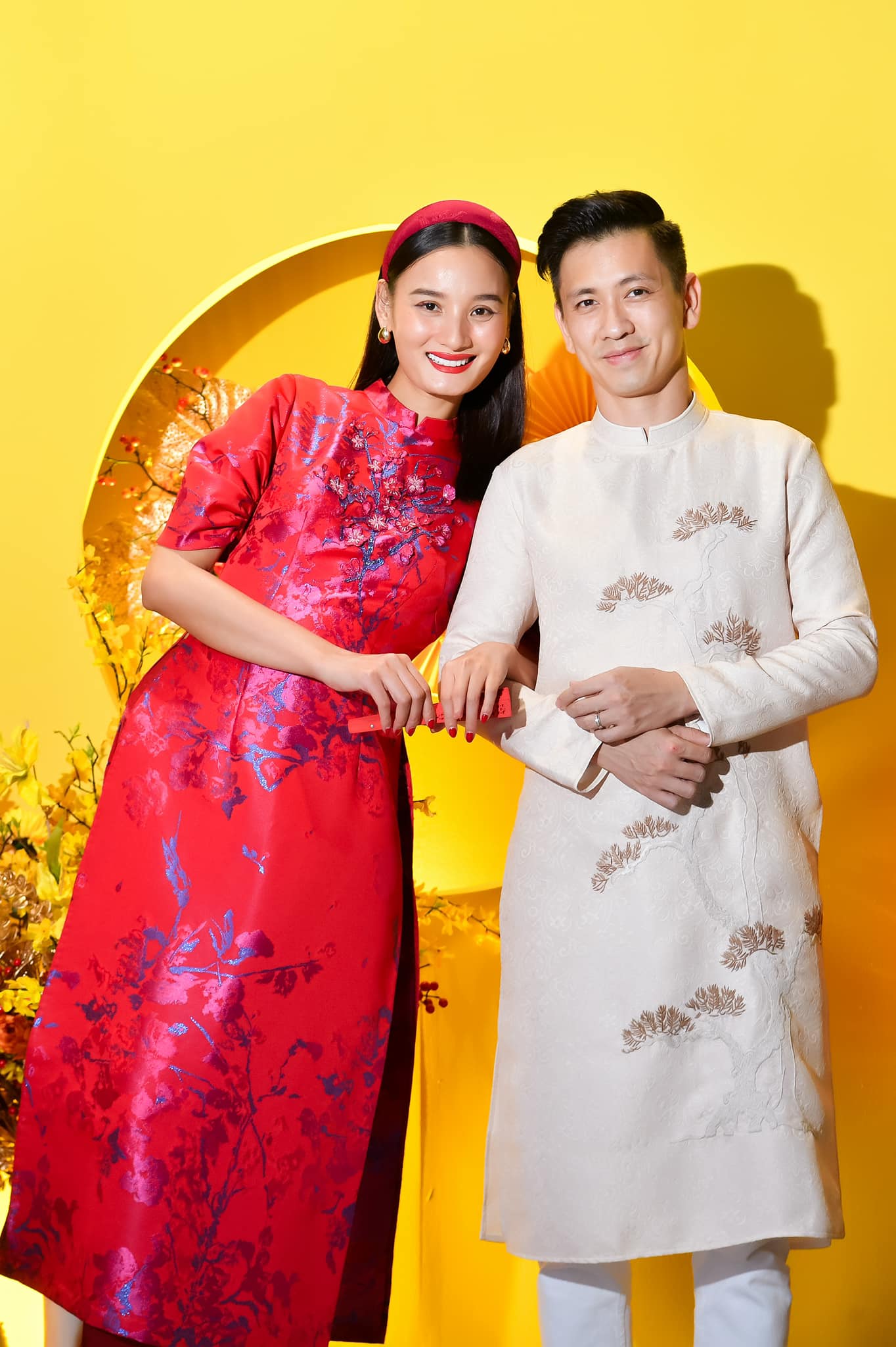 img srchttps://cdn.eva.vn/upload/1-2023/images/2023-03-03/doi-ban-than-le-thuy---tuyet-lan-sau-12-nam-nguoi-co-tinh-moi-sau-ly-hon-nguoi-lay-thieu-gia-8-nam-c-320920311_4165235317034899_4381114418290059190_n-1677836491-868-width1364height2048.jpg width660 /