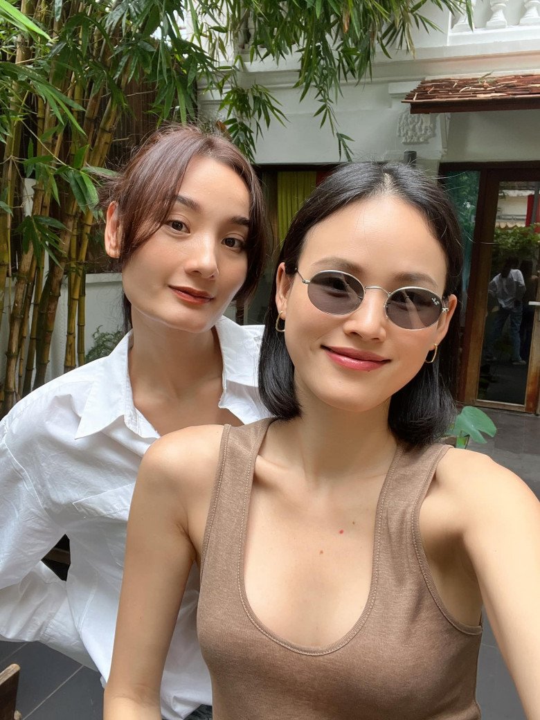 Đôi bạn thân hội ngộ sau thời gian xa cách. Một thời gian dài, Tuyết Lan sinh sống ở nước ngoài, có cuộc sống kín tiếng.