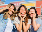 Lời chúc 8/3 cho bạn bè hài hước, bá đạo và ấn tượng nhất 2023
