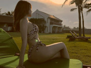 Thời trang - Cô gái tuổi Bính Tý mặc váy lắt léo thả dáng giữa Dubai, khoe khéo "siêu phẩm" body bao người ước