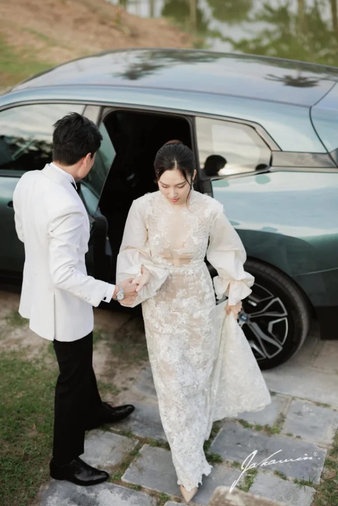 Nong Poy được chồng dìu đỡ khi tham gia tiệc tối.