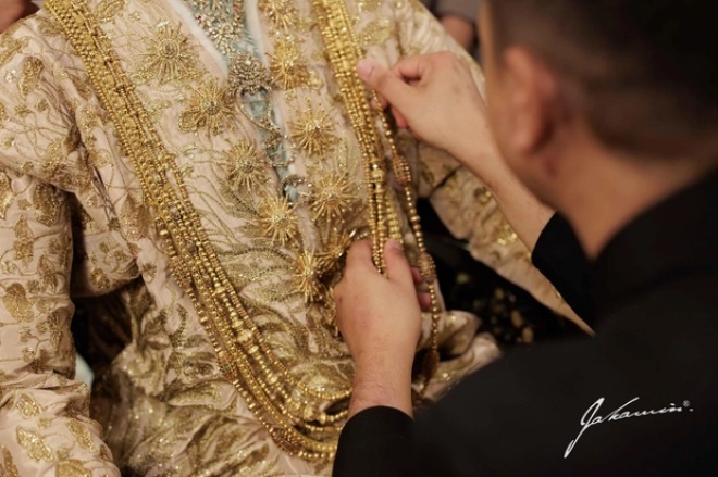 Nong Poy đeo khá nhiều trang sức vàng.