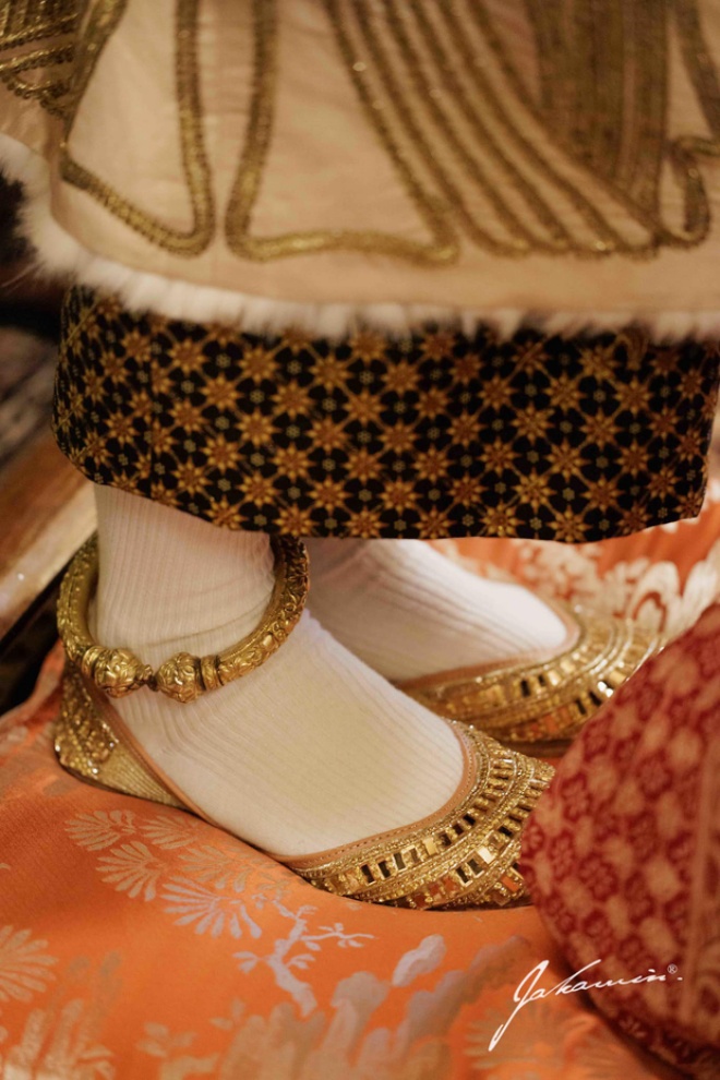 Giày của cô dâu mất 2 tháng để hoàn thành.